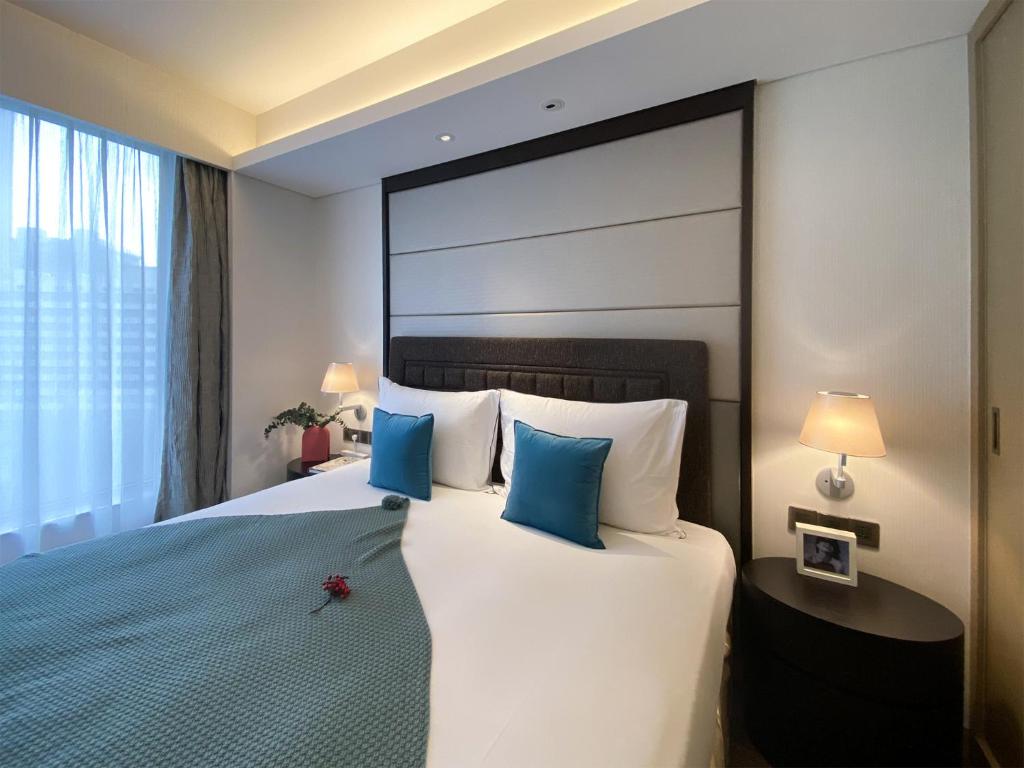 Tyms APT Hengshan RD Near IAPM K11 Line9房間的床