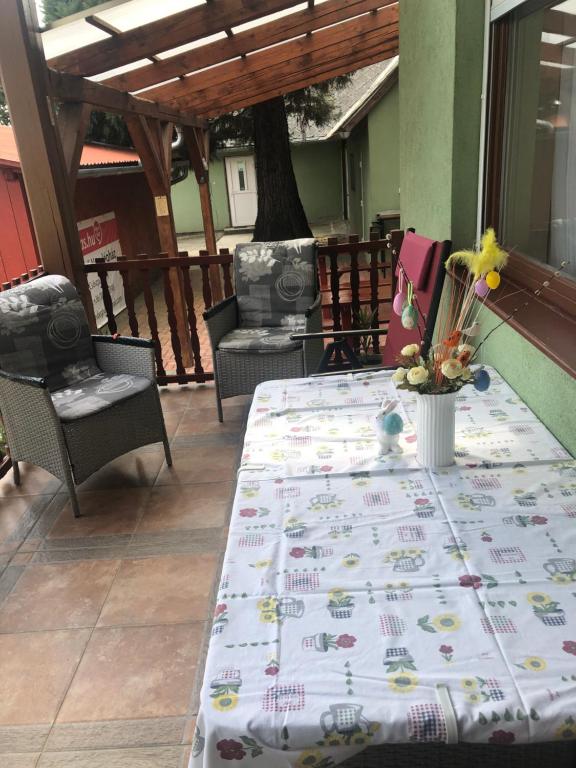 A seating area at Bakonyi Mamutfenyő Vendégház