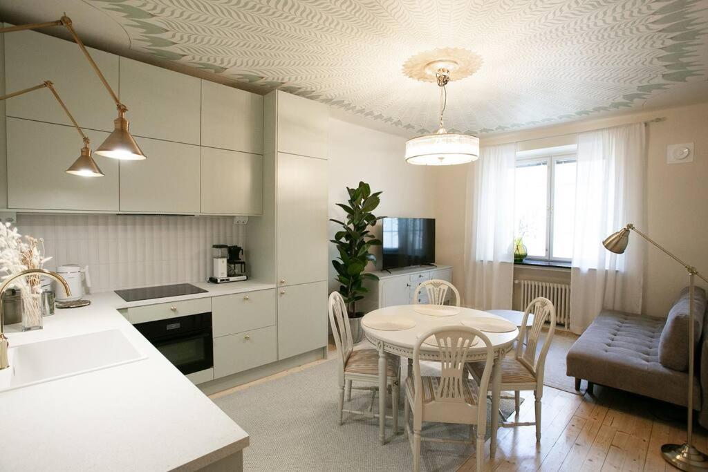 Kuchyň nebo kuchyňský kout v ubytování Enchanting 1BR w/ King Bed in Unbeatable Location