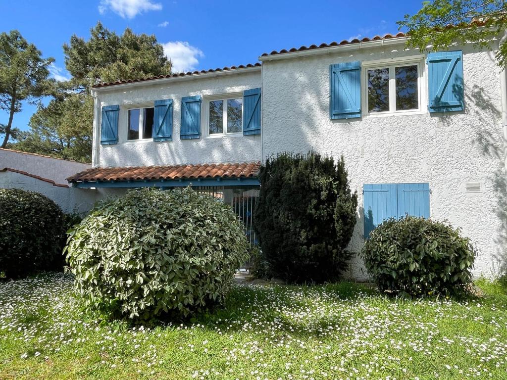 Photo de la galerie de l'établissement Villa 3 ch pour 7 pers, proche mer à La Palmyre, WIFI, Animaux admis - FR-1-705-39, aux Mathes