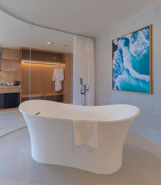 Suite Oceanfront with Bathtub