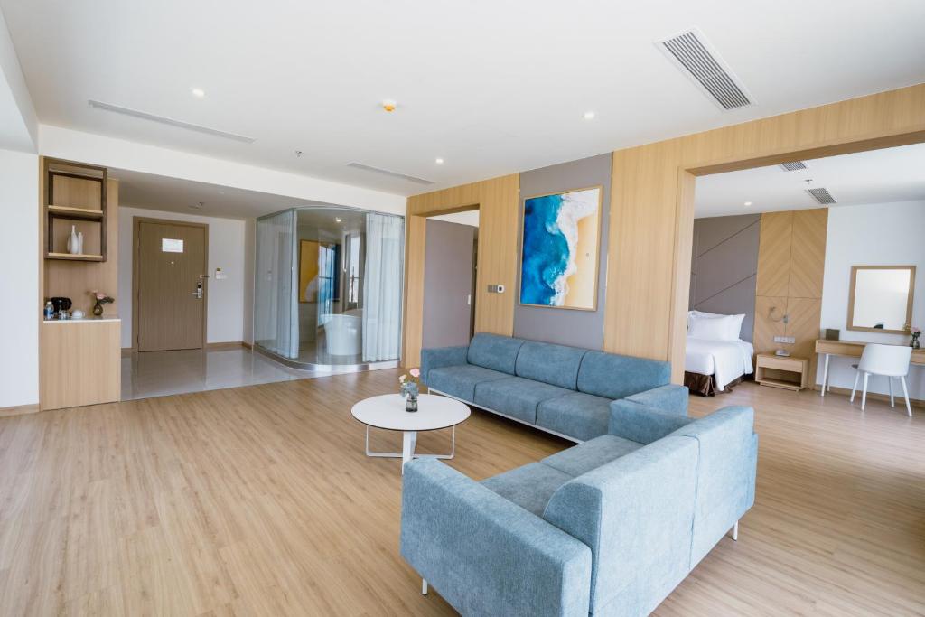 Suite Oceanfront with Bathtub