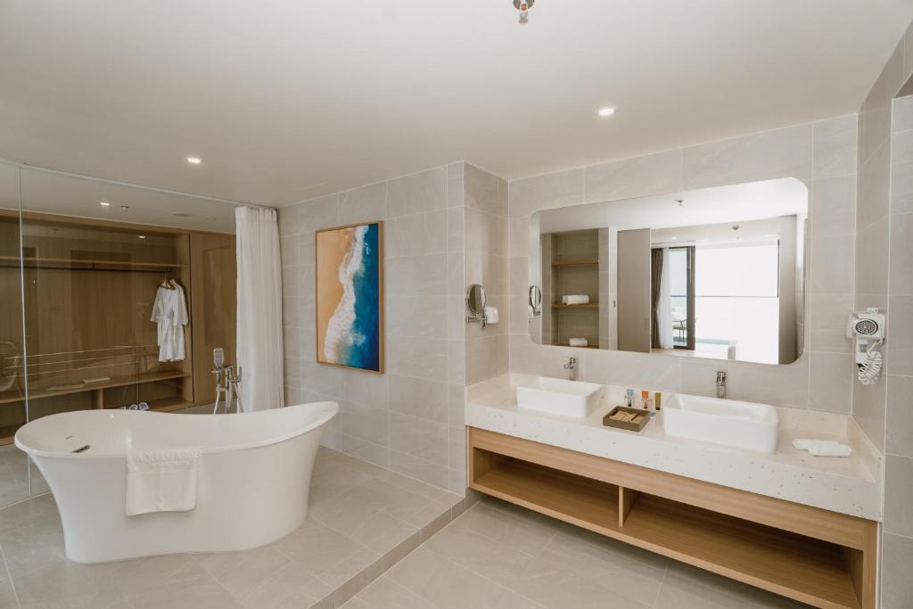 Suite Oceanfront with Bathtub
