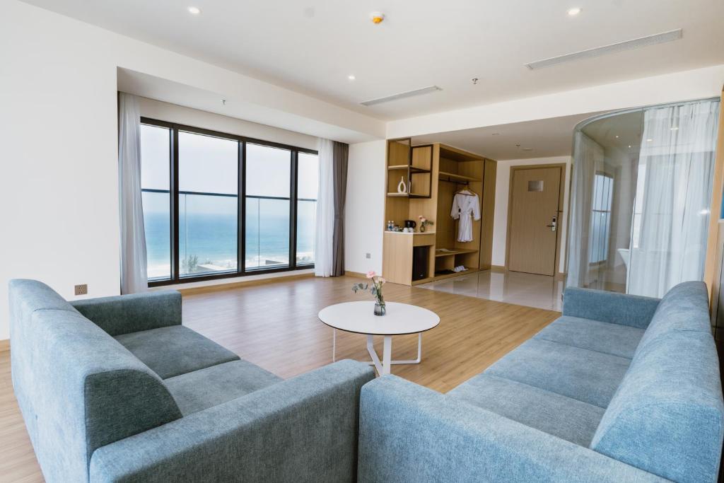 Suite Oceanfront with Bathtub
