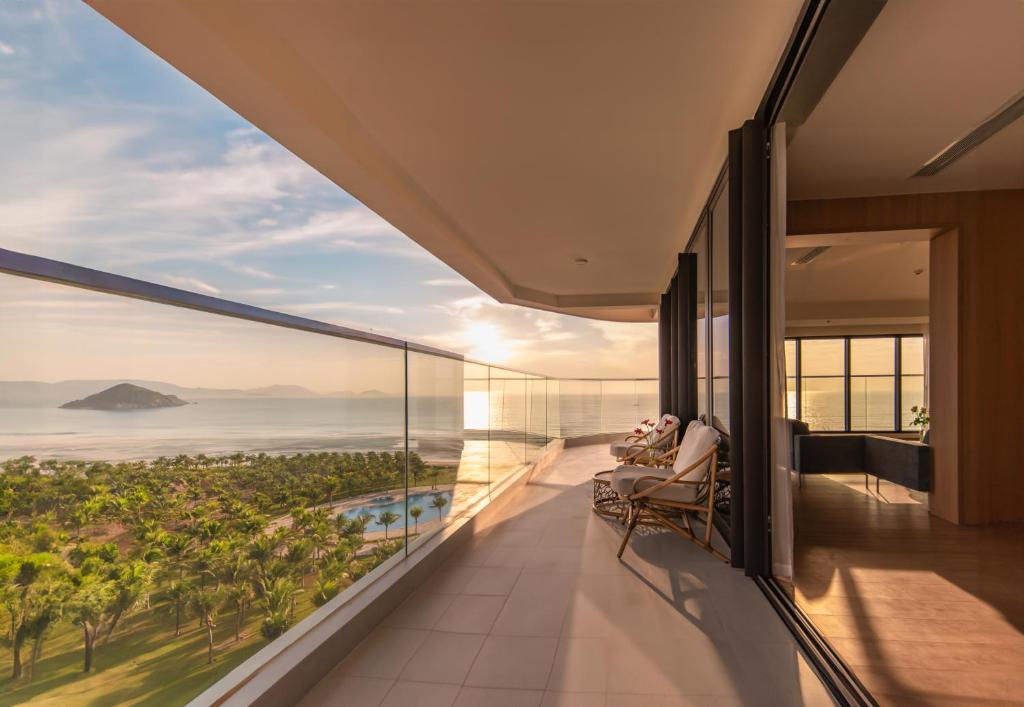 Suite Oceanfront with Bathtub