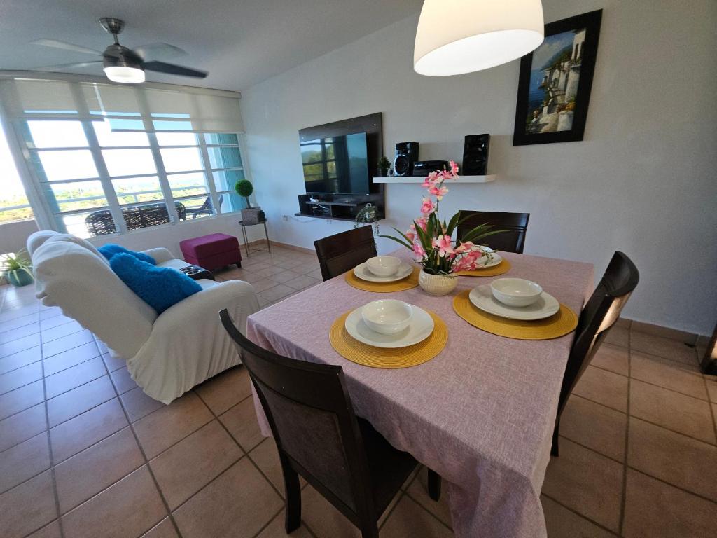 TV a/nebo společenská místnost v ubytování Tropical Villa Ocean View