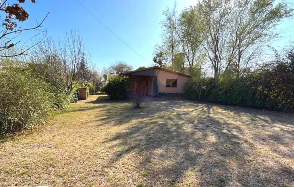 a small house in the middle of a yard at das gelbe haus in Los Reartes