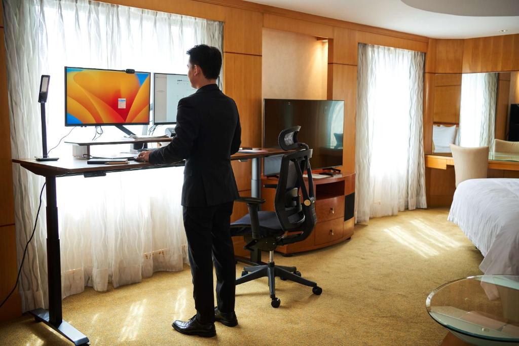 TV a/nebo společenská místnost v ubytování Makati Shangri-La, Manila