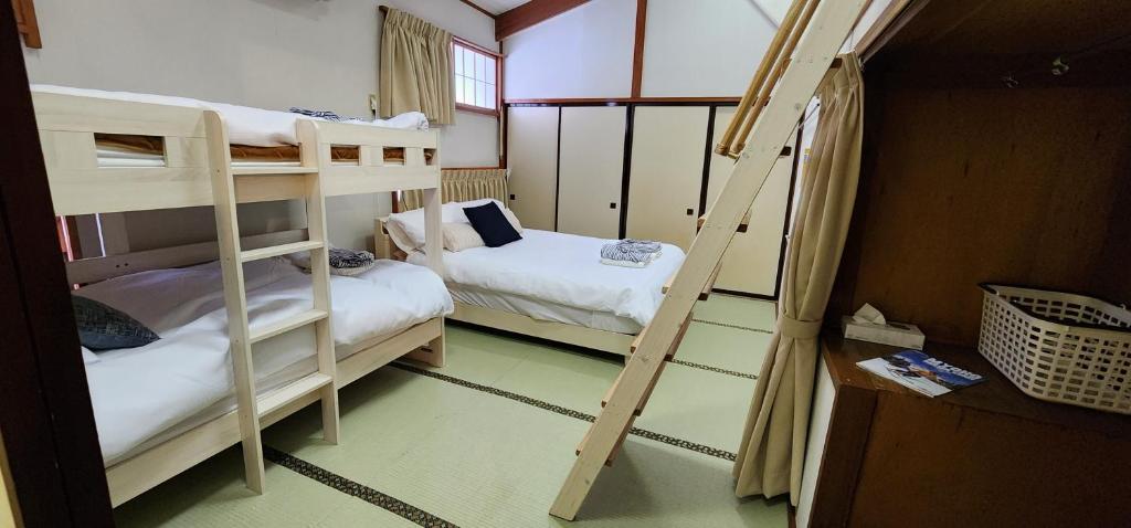 Postel nebo postele na pokoji v ubytování Myoko Ski Lodge in Akakura Village