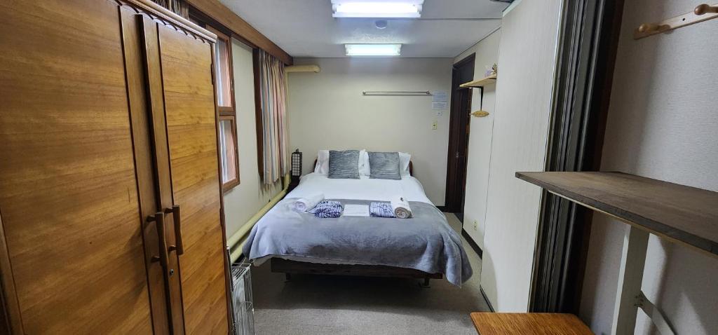 Postel nebo postele na pokoji v ubytování Myoko Ski Lodge in Akakura Village