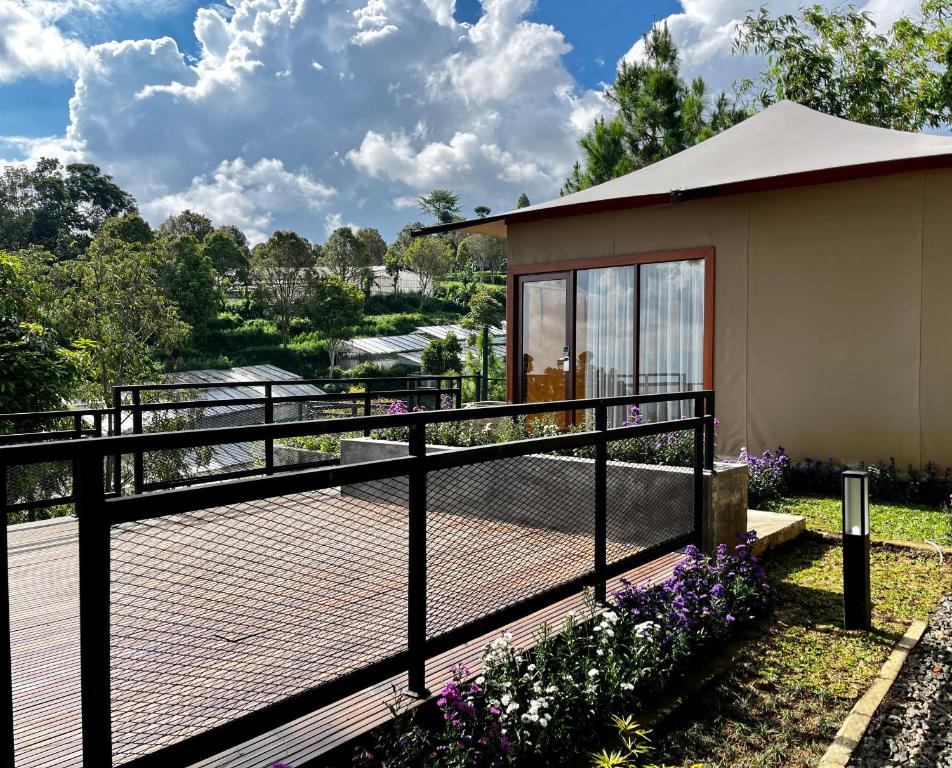 Balkón nebo terasa v ubytování Tebing View Glamping, Azana Hotels Collection