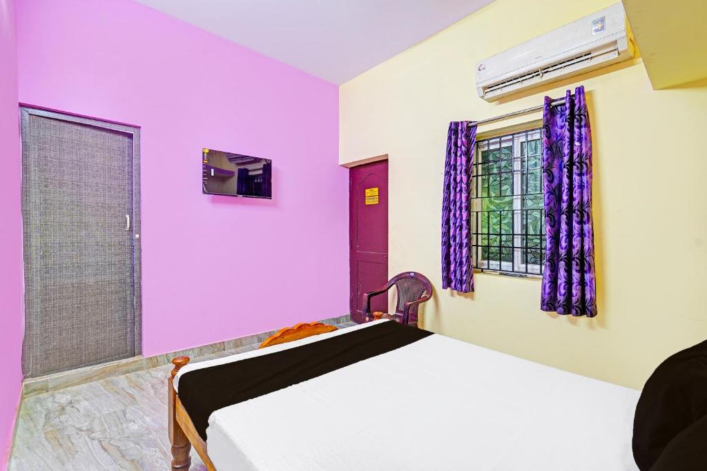 Postel nebo postele na pokoji v ubytování Hotel O Sai Residency