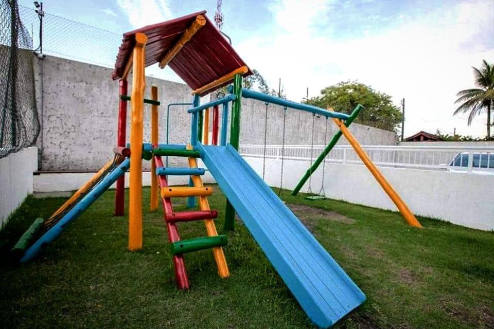 Un parque infantil con un tobogán en un patio en Sun-Whay, en Ubatuba