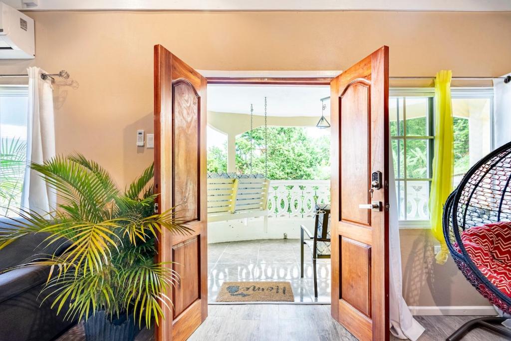 Ban công/sân hiên tại Cozy 2BR Port Antonio Retreat with stunning sea views