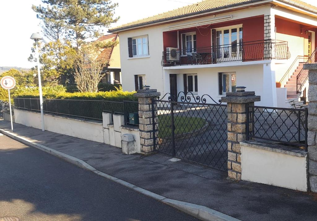 a fence in front of a house at Logement paisible avec jardin, accès plain pied sans escalier, parking et WiFi in Roche-la-Molière