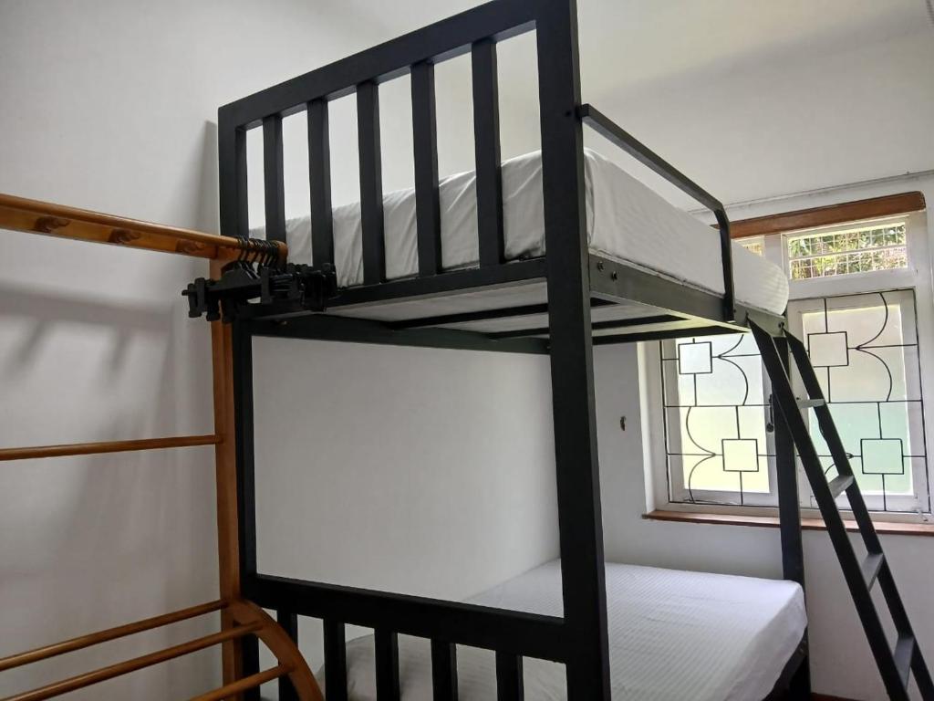 Postel nebo postele na pokoji v ubytování Kandy Twin Hostel