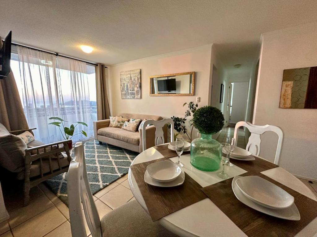a living room with a dining table and a living room at Departamento 6 personas, con vista a la Herradura in Coquimbo