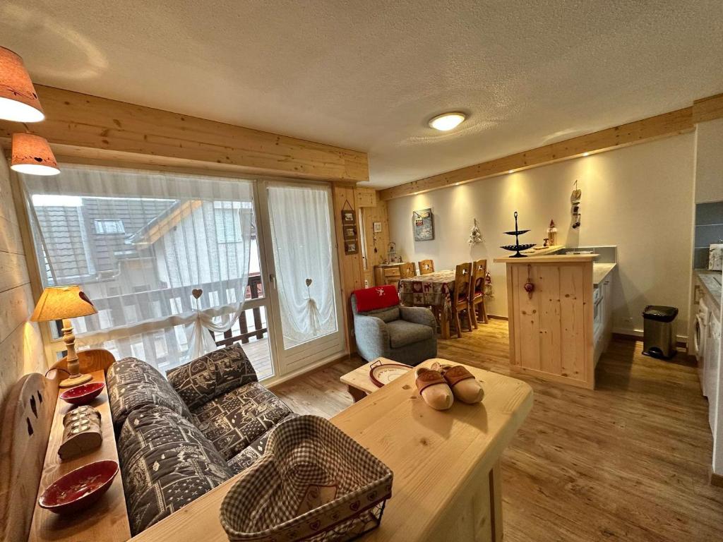 un salon avec un canapé et une table dans l'établissement Charmant logement pour 2 personnes à Villard-de-Lans - FR-1-515-225, à Villard-de-Lans