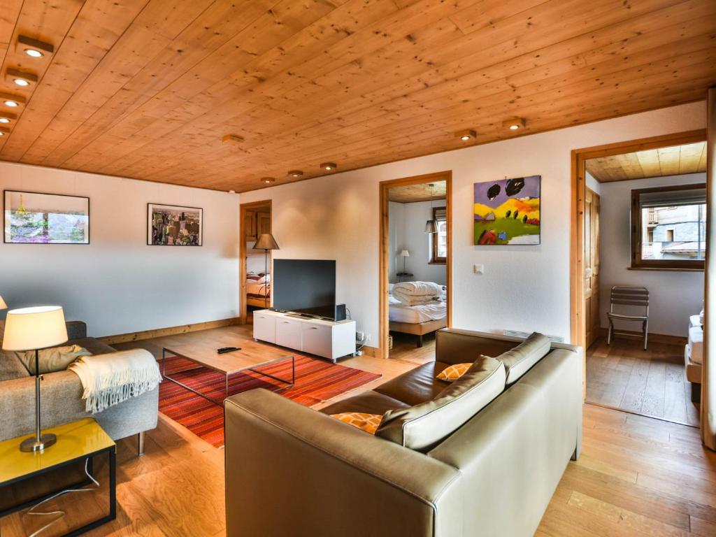 un salon avec un canapé et une télévision dans l'établissement Spacieux T4 aux Gets près des pistes avec terrasse - FR-1-685-86, aux Gets