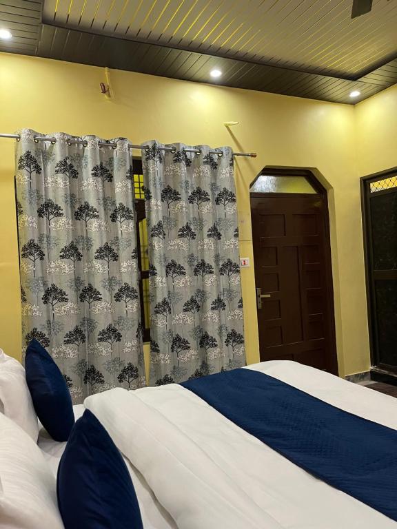 Rúm í herbergi á Heaven Tours Ayodhya By Vedas Villa