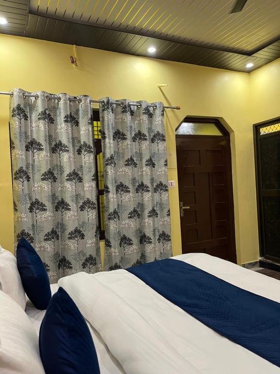Rúm í herbergi á Heaven Tours Ayodhya By Vedas Villa