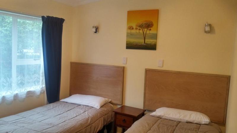 Postel nebo postele na pokoji v ubytování Bayfield Motel and Apartment