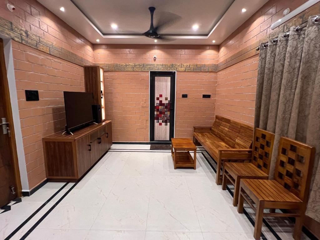 TV a/nebo společenská místnost v ubytování Temple Tales Homestay