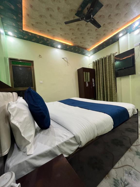 Rúm í herbergi á Heaven Tours Ayodhya By Vedas Villa