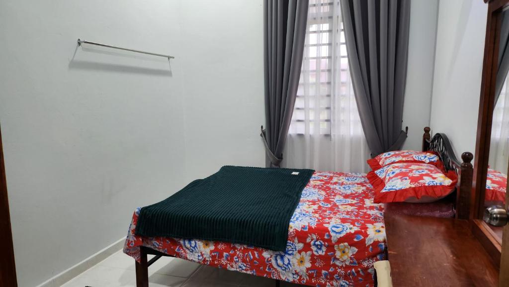 Postel nebo postele na pokoji v ubytování Astaka Homestay Kok Lanas