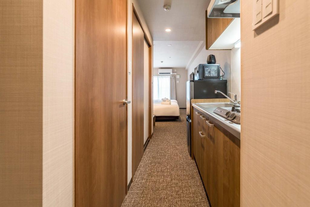 Apartment Hotel 11 Miyakojimaにあるキッチンまたは簡易キッチン