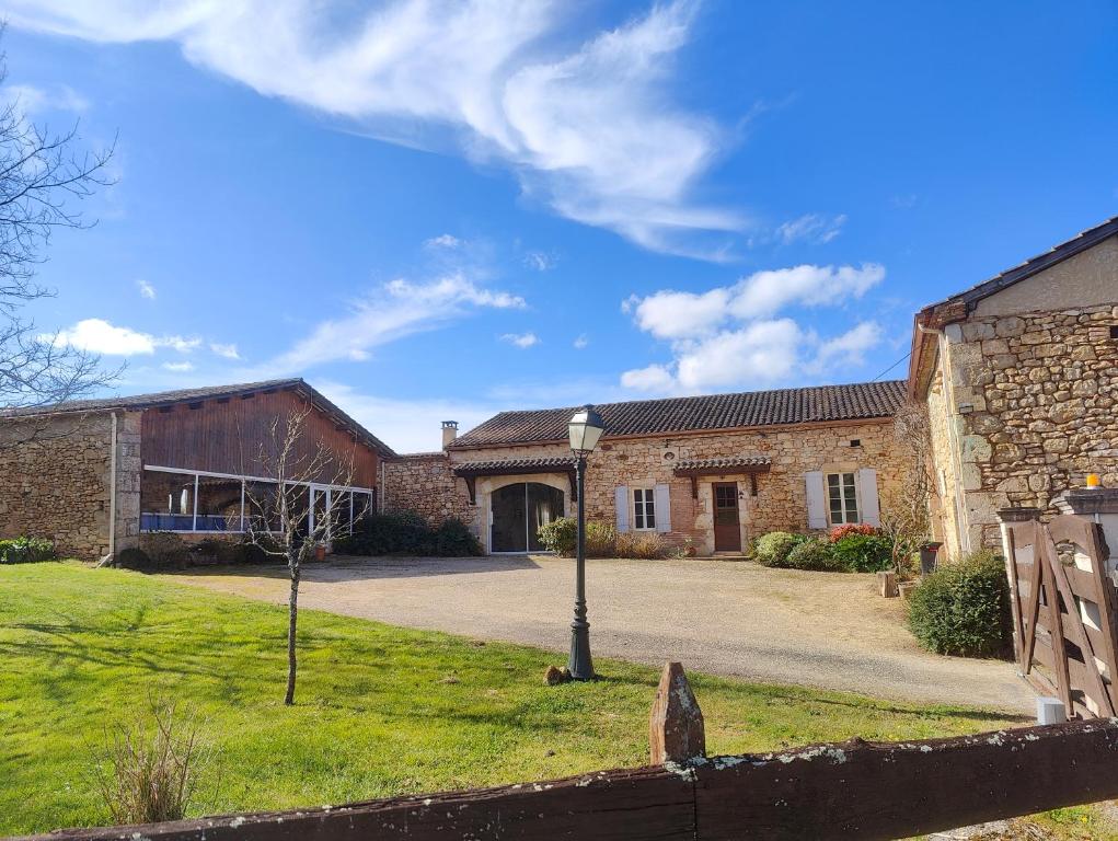 an old brick house with a driveway in front of it at Refuge Champêtre - Piscine intérieure - Détente in Salles