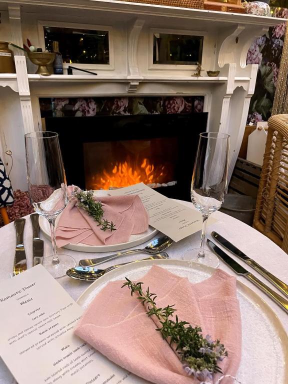 Romantic Retreat, Hot Tub, Glasshouse, Ensuite - Resim 18