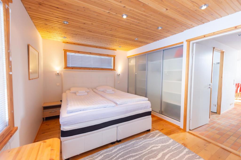 a small bedroom with a bed and a window at Vaeltajanmaja in Saariselka