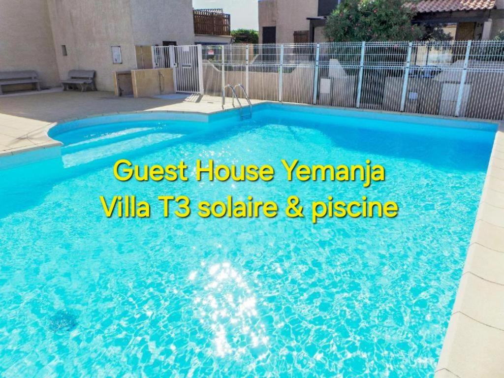 Piscine de l'établissement Guest House Yemanja ou située à proximité