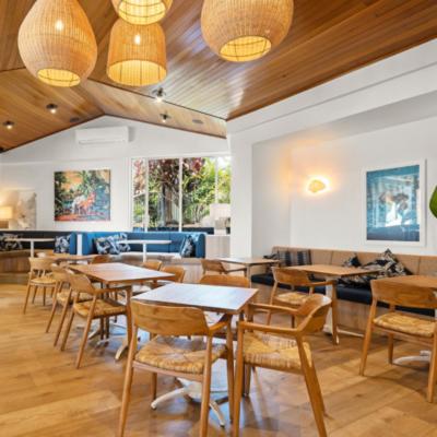 Restaurace v ubytování BreakFree Aanuka Beach Resort