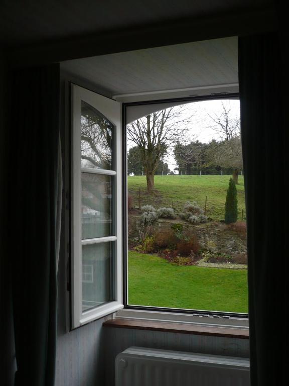 a window in a room with a view of a yard at B&B El Tyu in Écaussinnes-dʼEnghien