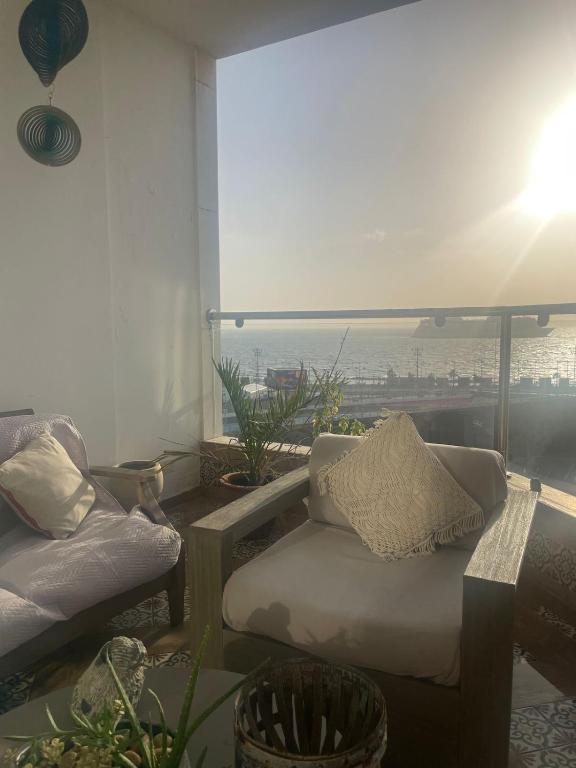 Water front and formula 1 view flat في جدة: غرفة معيشة مع أريكة وإطلالة على المحيط
