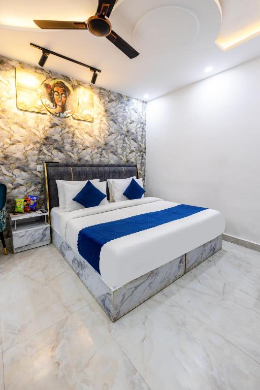 Postel nebo postele na pokoji v ubytování Amaze Stays Noida Sector 70