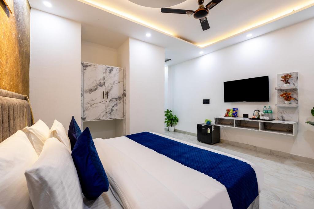 TV a/nebo společenská místnost v ubytování Amaze Stays Noida Sector 70