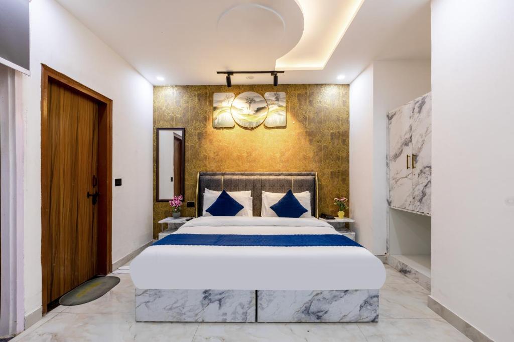 Postel nebo postele na pokoji v ubytování Amaze Stays Noida Sector 70