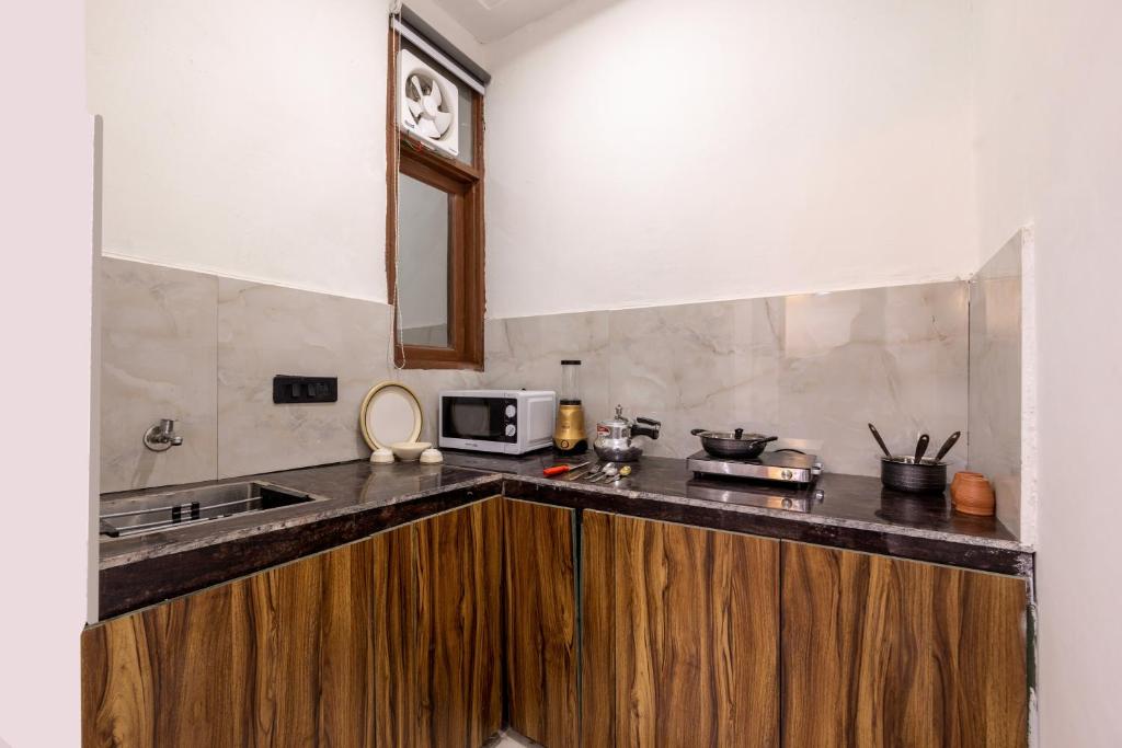 Kuchyň nebo kuchyňský kout v ubytování Amaze Stays Noida Sector 70