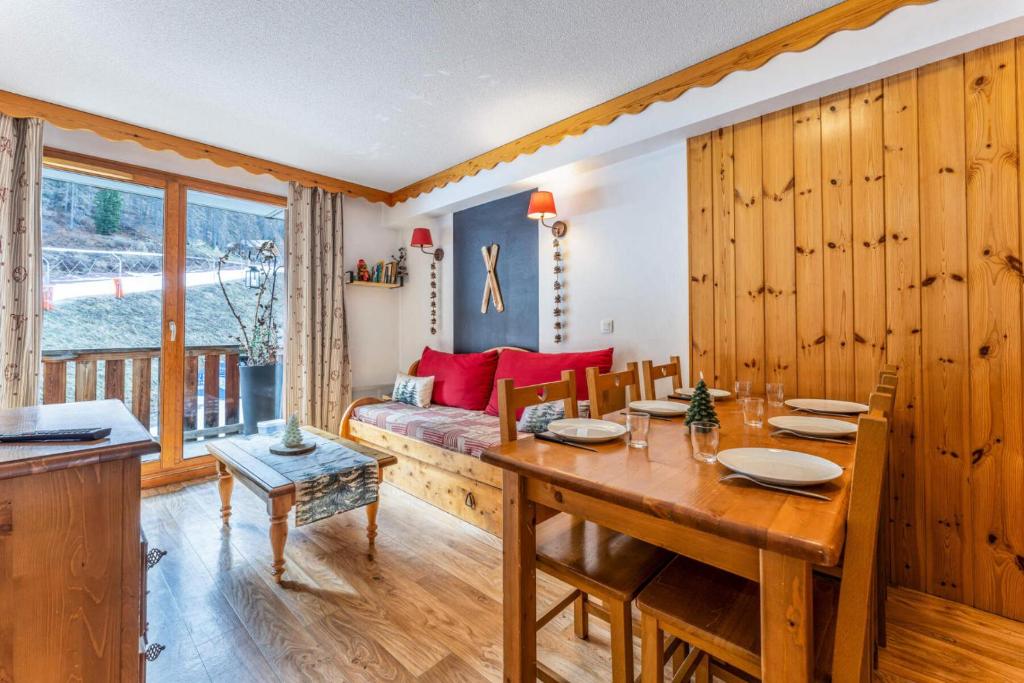 une salle à manger avec une table et un canapé dans l'établissement Résidence Les Hauts De Preclaux - Appartement 2 pièces au coeur des Orres 1800 MAE-3411, aux Orres
