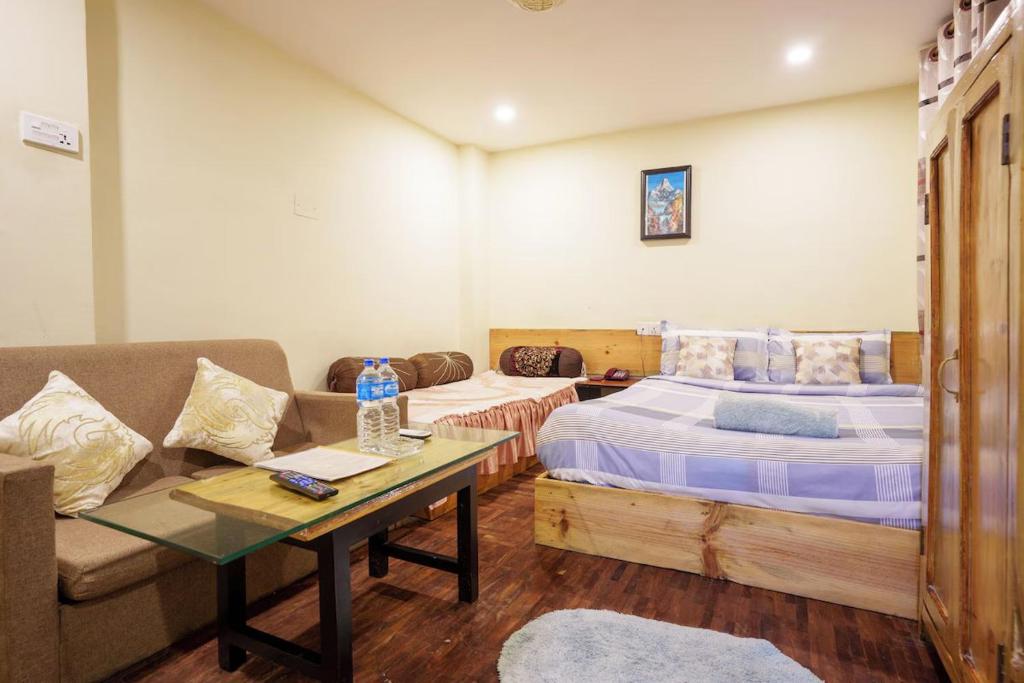 Postel nebo postele na pokoji v ubytování Hotel Shree Tara