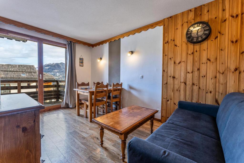 un salon avec un canapé et une table dans l'établissement Résidence Les Hauts De Preclaux - Appartement au coeur des Orres 1800 MAE-4471, aux Orres