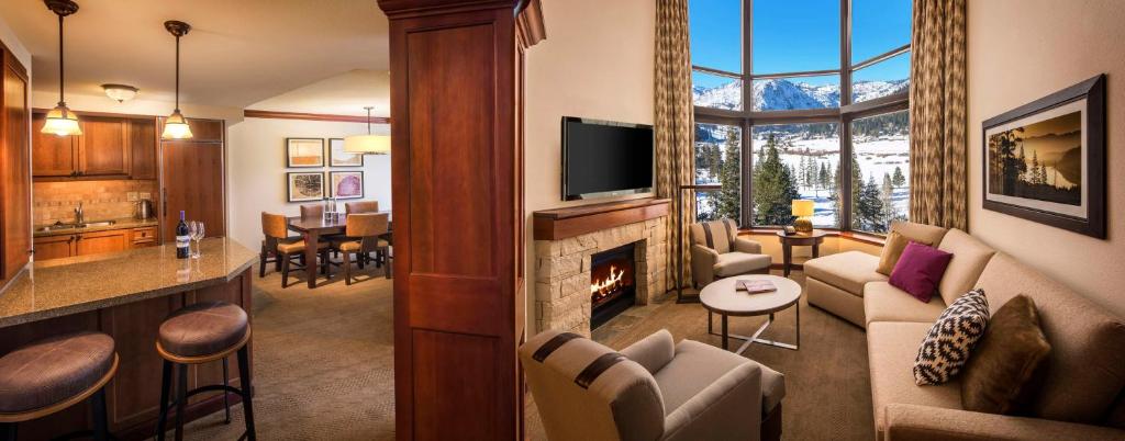 TV a/nebo společenská místnost v ubytování Everline Resort and Spa, Lake Tahoe
