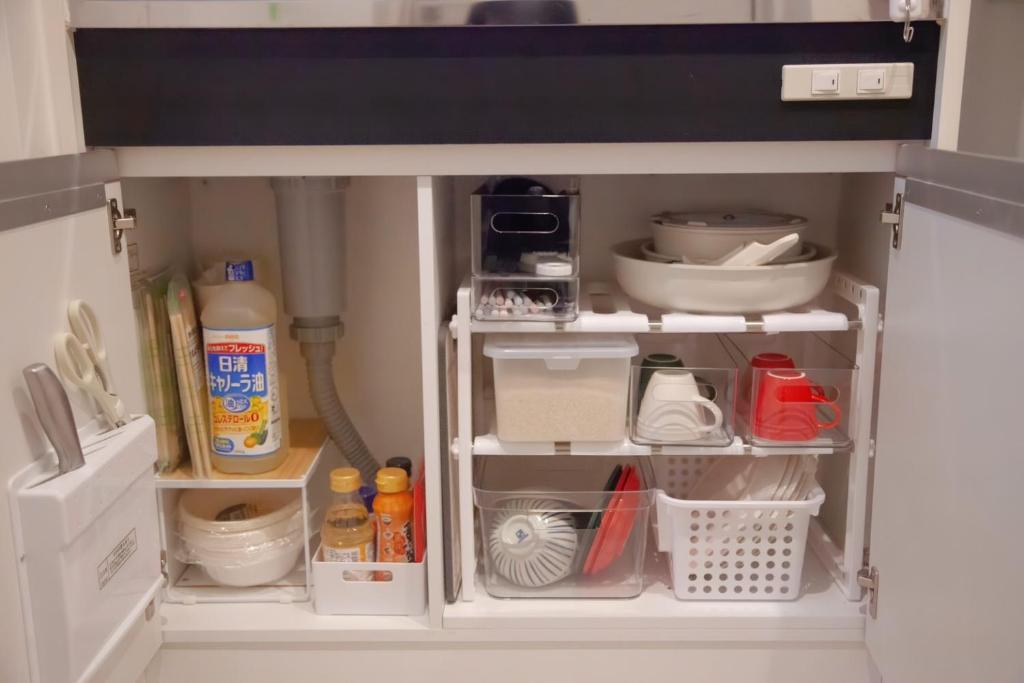 einem Küchenschrank mit viel Essen in der Unterkunft 森下小屋 in Tokio