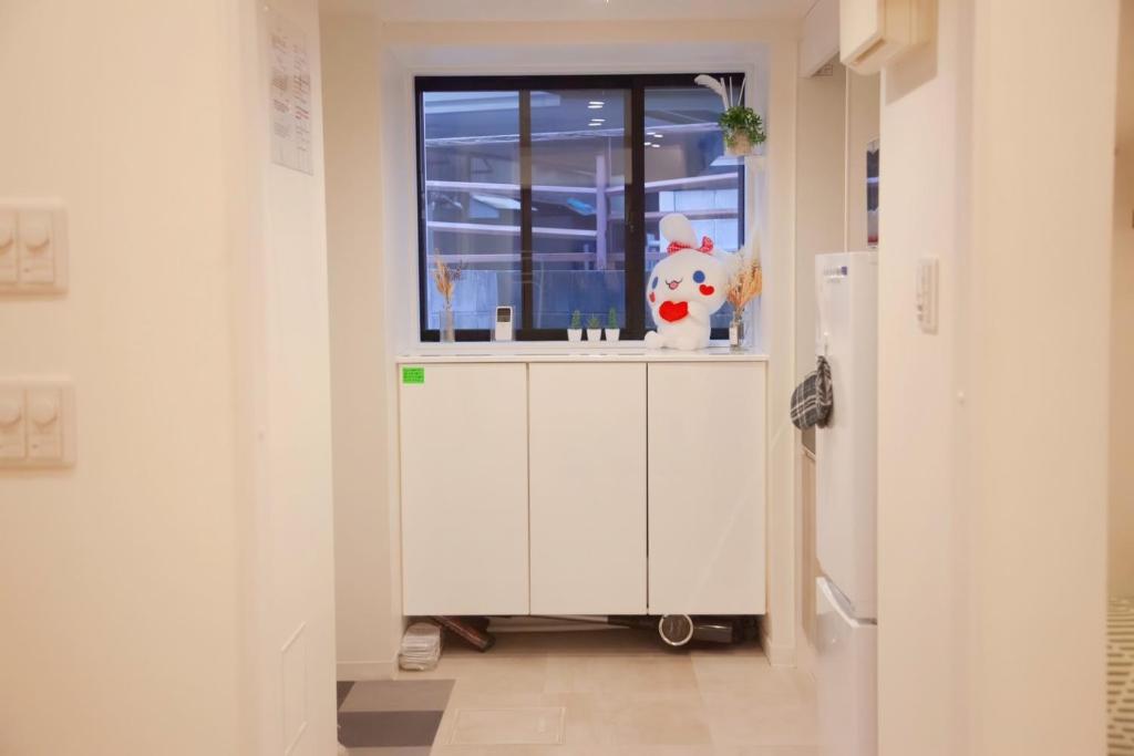 eine Küche mit Spüle und Fenster in der Unterkunft 森下小屋 in Tokio