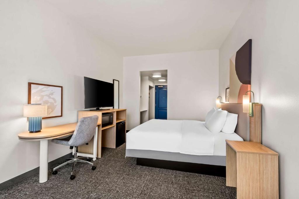 Postel nebo postele na pokoji v ubytování Spark by Hilton Phoenix East Mesa