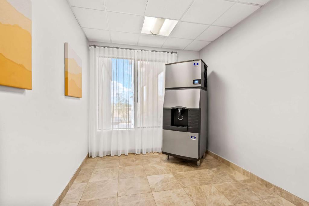 Kuchyň nebo kuchyňský kout v ubytování Spark by Hilton Phoenix East Mesa