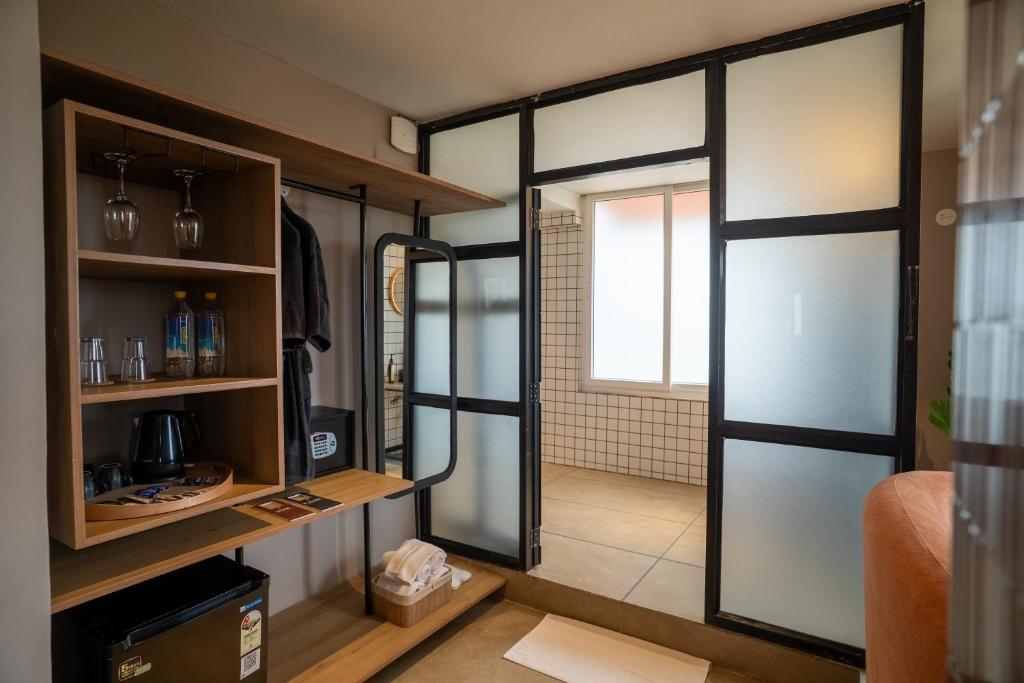 Kuchyň nebo kuchyňský kout v ubytování Minimalist Panjim